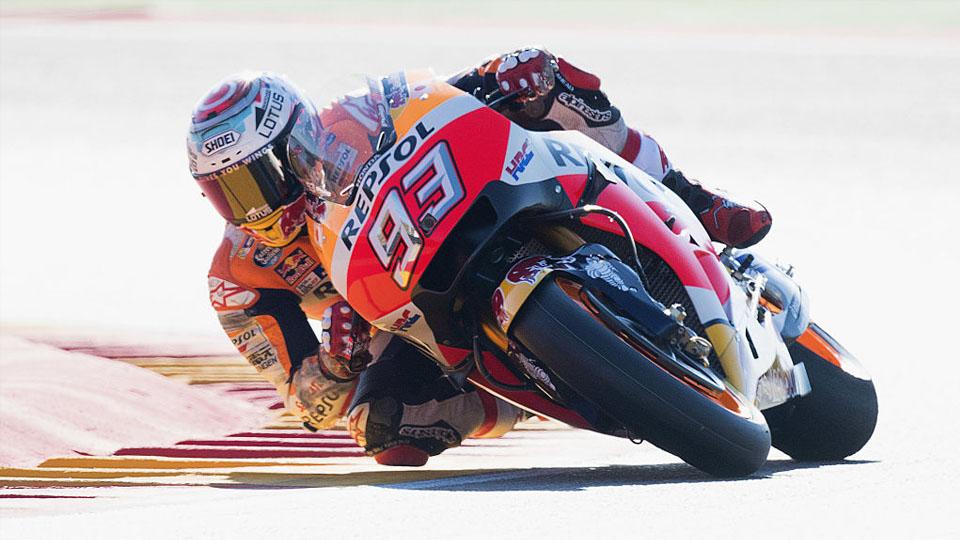 Pembalap Repsol Honda, Marc Marquez sempat terjatuh di MotoGP Aragon. - INDOSPORT